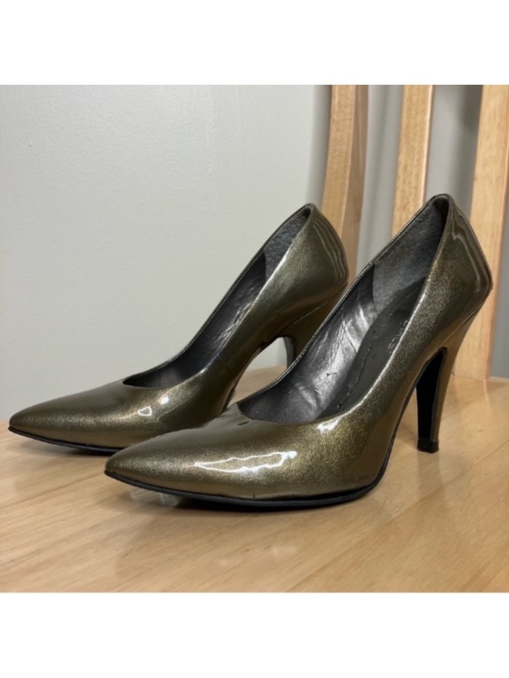 BCBGirls olive green patent leather pumps heels 6